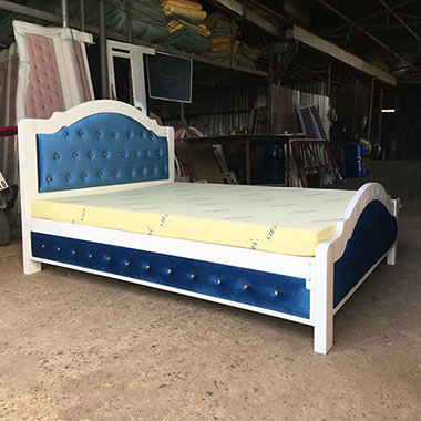 Giường sắt 1m8x2m bọc nệm nhung màu xanh dương