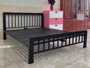 Nên mua giường sắt hay giường gỗ?